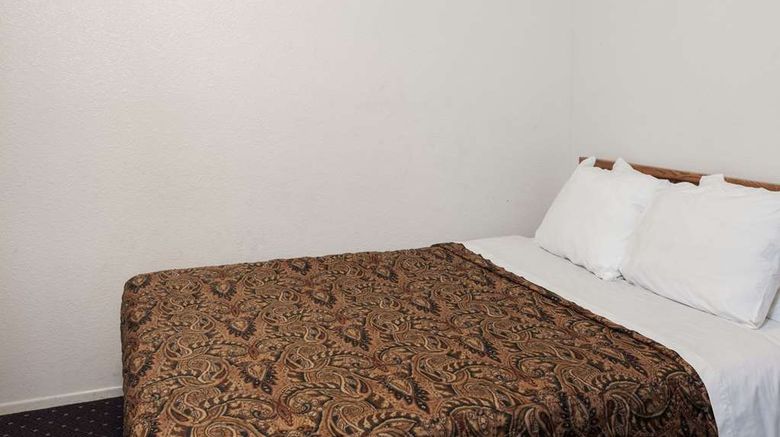 <b>Days Inn by Wyndham Anaheim West Room</b>. Images powered by <a href="https://iceportal.shijigroup.com/" title="IcePortal" target="_blank">IcePortal</a>.