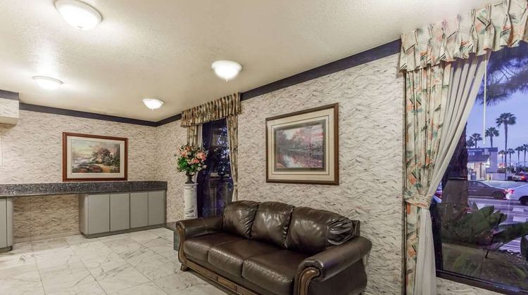 Days Inn by Wyndham Anaheim West Lobby
