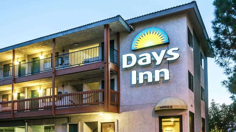 Days Inn by Wyndham Anaheim West Exterior