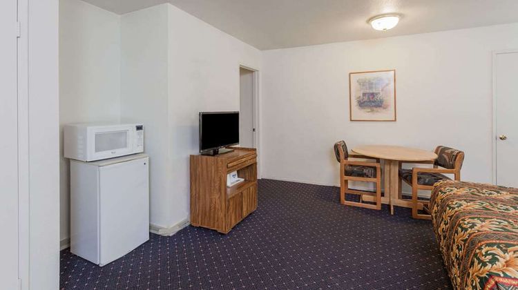 Days Inn by Wyndham Anaheim West Room