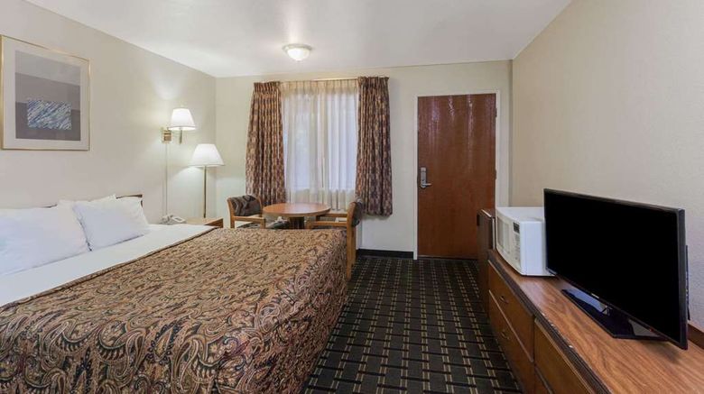 <b>Days Inn by Wyndham Anaheim West Room</b>. Images powered by <a href="https://iceportal.shijigroup.com/" title="IcePortal" target="_blank">IcePortal</a>.