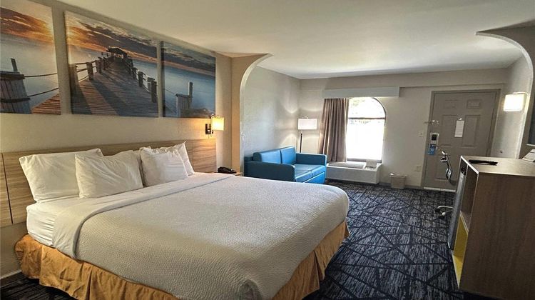 Days Inn & Suites Stockbridge South ATL Room