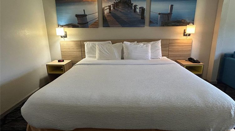 Days Inn & Suites Stockbridge South ATL Room