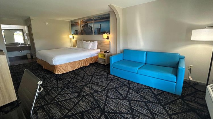 Days Inn & Suites Stockbridge South ATL Room