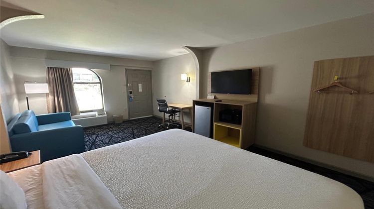 Days Inn & Suites Stockbridge South ATL Room
