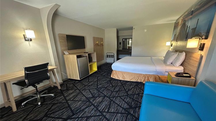 Days Inn & Suites Stockbridge South ATL Room