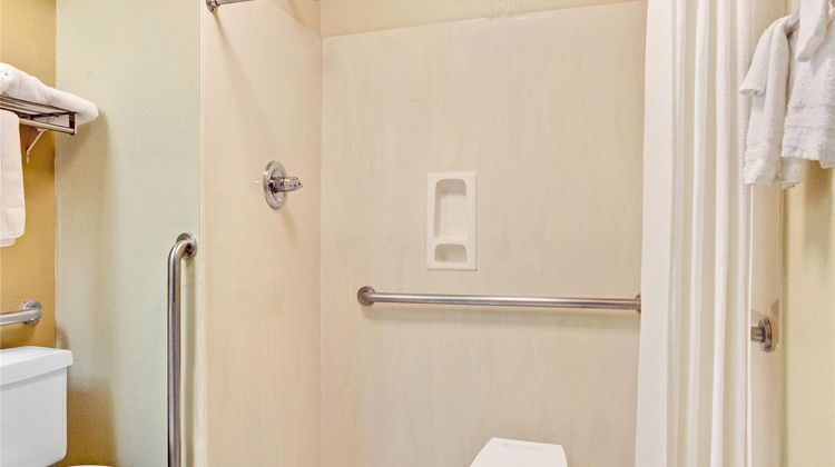 Days Inn & Suites Stockbridge South ATL Room