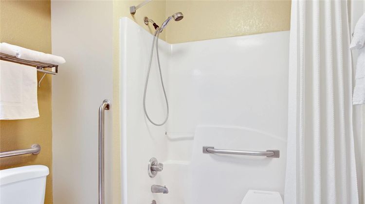 Days Inn & Suites Stockbridge South ATL Room