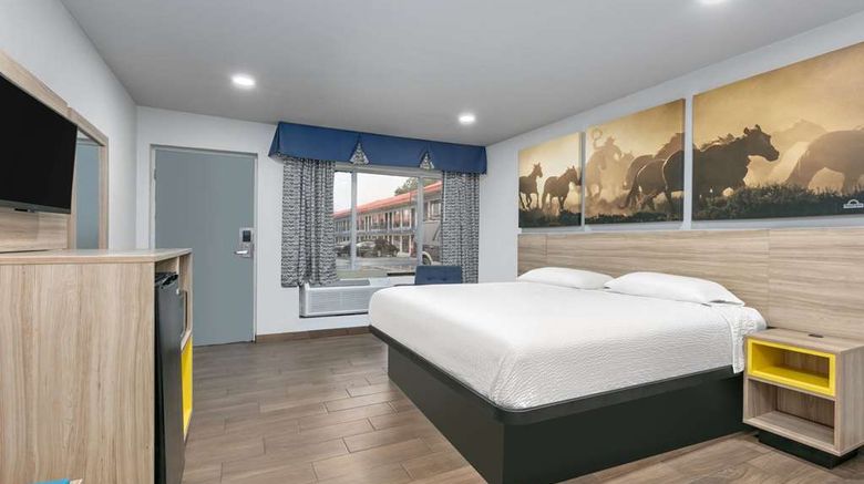 <b>Days Inn South Fort Worth Room</b>. Images powered by <a href="https://iceportal.shijigroup.com/" title="IcePortal" target="_blank">IcePortal</a>.