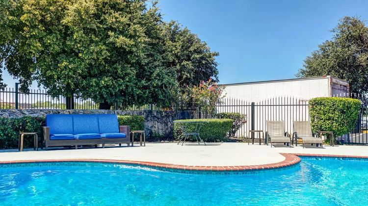 Days Inn South Fort Worth Pool