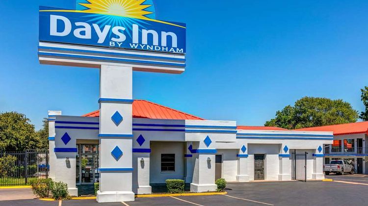 Days Inn South Fort Worth Exterior