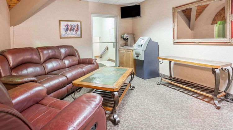 Days Inn & Suites Lexington Lobby