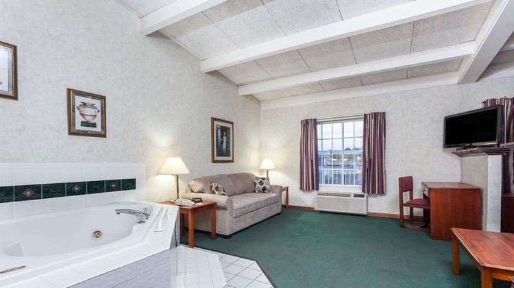 Days Inn & Suites Lexington Suite