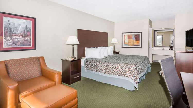 Days Inn Hendersonville Suite