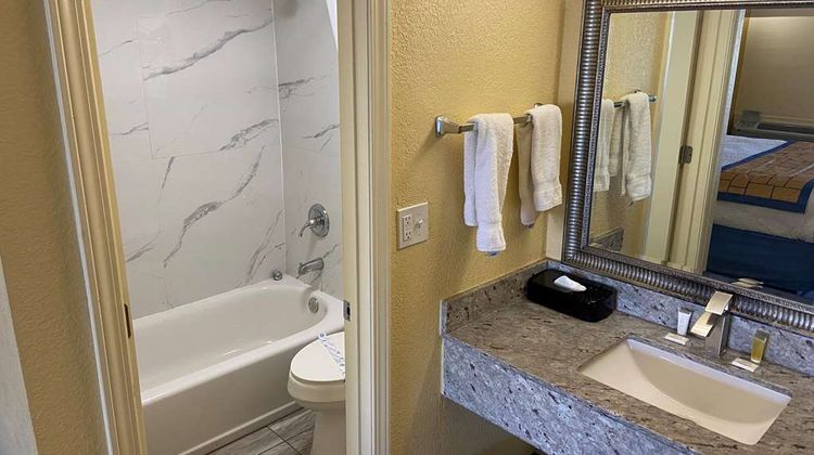 Days Inn Okmulgee Room
