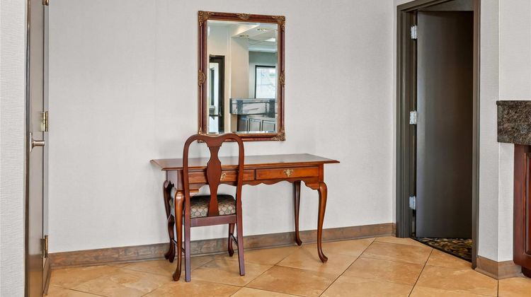 Days Inn Saint Pauls Lobby
