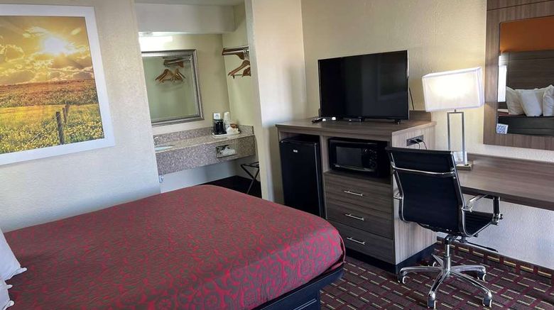 <b>Days Inn El Reno Room</b>. Images powered by <a href="https://iceportal.shijigroup.com/" title="IcePortal" target="_blank">IcePortal</a>.