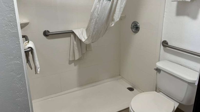 <b>Days Inn El Reno Room</b>. Images powered by <a href="https://iceportal.shijigroup.com/" title="IcePortal" target="_blank">IcePortal</a>.