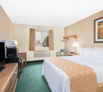 Days Inn & Suites Fargo 19th Ave Room