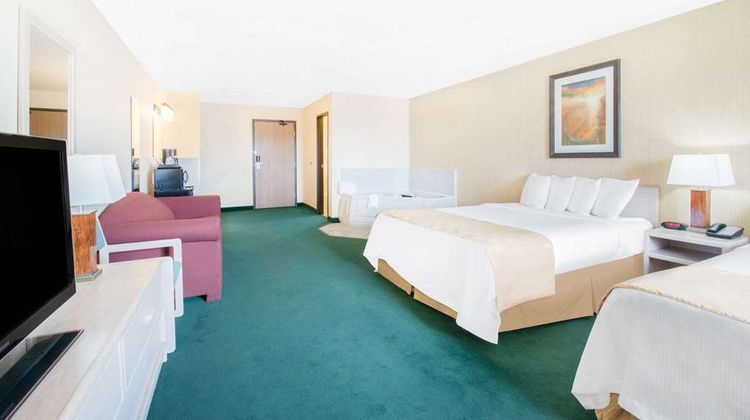 Days Inn & Suites Fargo 19th Ave Room