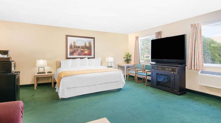 Days Inn & Suites Fargo 19th Ave Suite