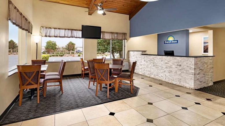 <b>Days Inn Oak Ridge Knoxville Lobby</b>. Images powered by <a href="https://iceportal.shijigroup.com/" title="IcePortal" target="_blank">IcePortal</a>.