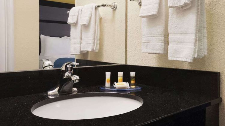 Days Inn & Suites Commerce Room