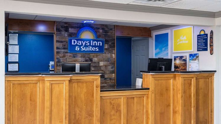 Days Inn & Suites Commerce Lobby