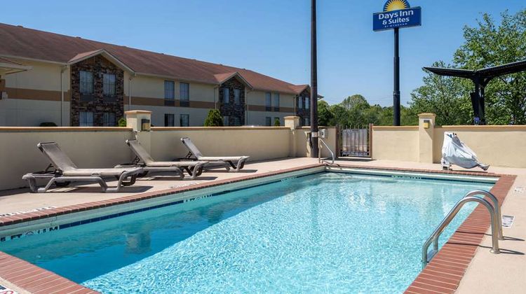 Days Inn & Suites Commerce Pool