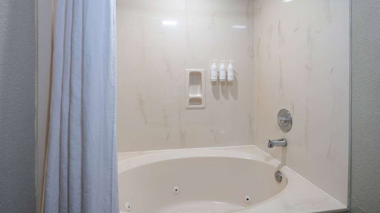 <b>Days Inn & Suites Commerce Suite</b>. Images powered by <a href="https://iceportal.shijigroup.com/" title="IcePortal" target="_blank">IcePortal</a>.
