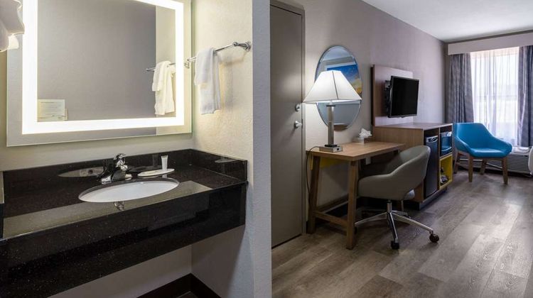 Days Inn & Suites Commerce Suite