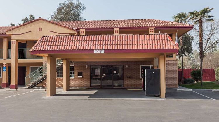 Super 8 Visalia Exterior