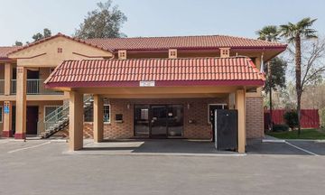 Super 8 Visalia