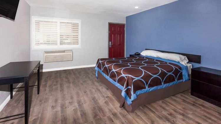 Super 8 Visalia Room