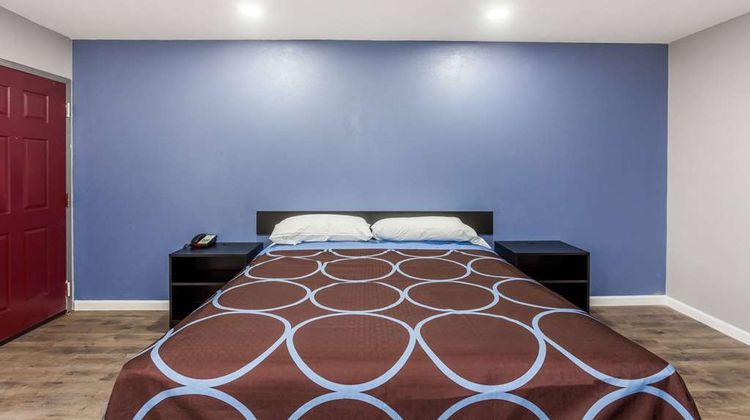 Super 8 Visalia Room