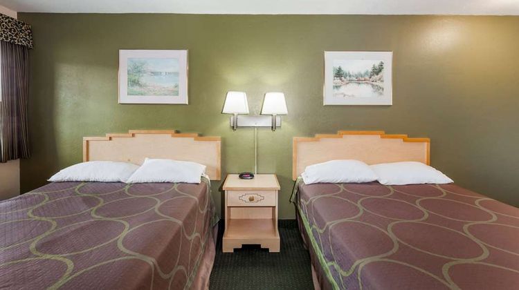 Super 8 Visalia Room
