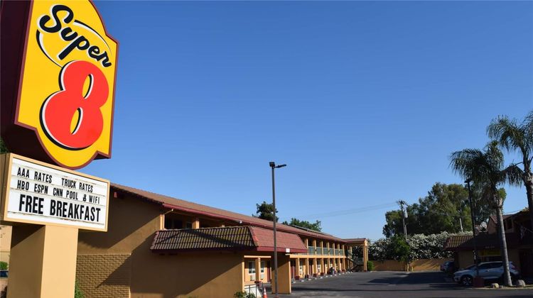 Super 8 Visalia Exterior