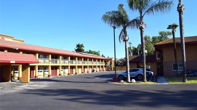 Super 8 Visalia Exterior