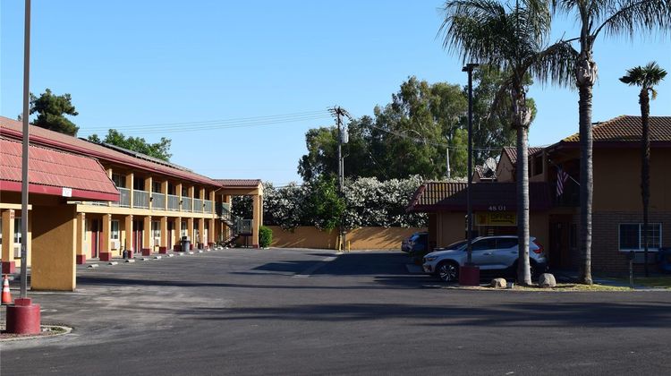 Super 8 Visalia Exterior