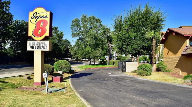 Super 8 Visalia Exterior