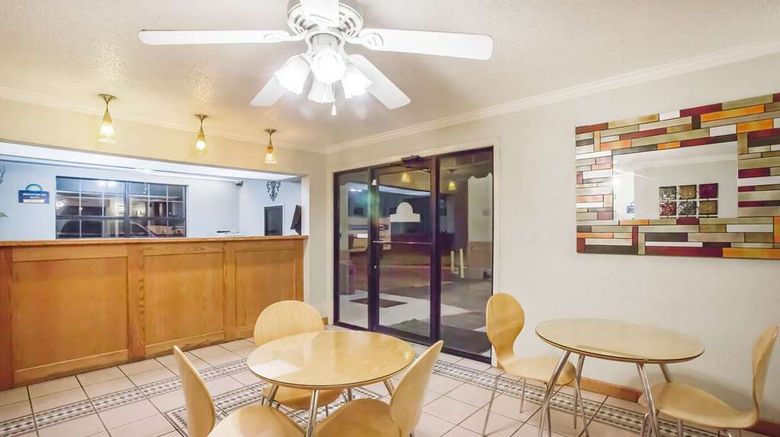 <b>Days Inn Tallulah Lobby</b>. Images powered by <a href="https://iceportal.shijigroup.com/" title="IcePortal" target="_blank">IcePortal</a>.