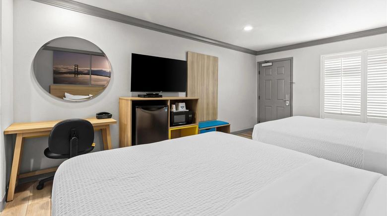 <b>Days Inn South/Oyster Point Airport Room</b>. Images powered by <a href="https://iceportal.shijigroup.com/" title="IcePortal" target="_blank">IcePortal</a>.