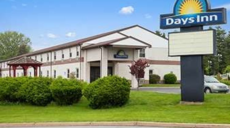 Days Inn Lancaster PA Dutch Country Exterior
