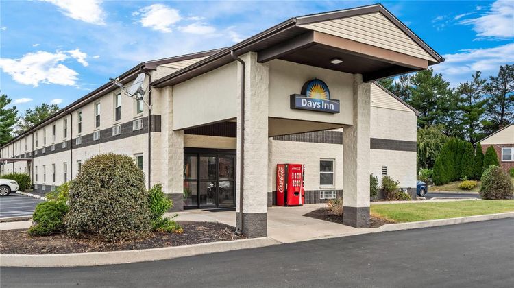 Days Inn Lancaster PA Dutch Country Exterior