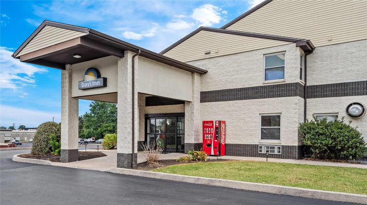 Days Inn Lancaster PA Dutch Country Exterior