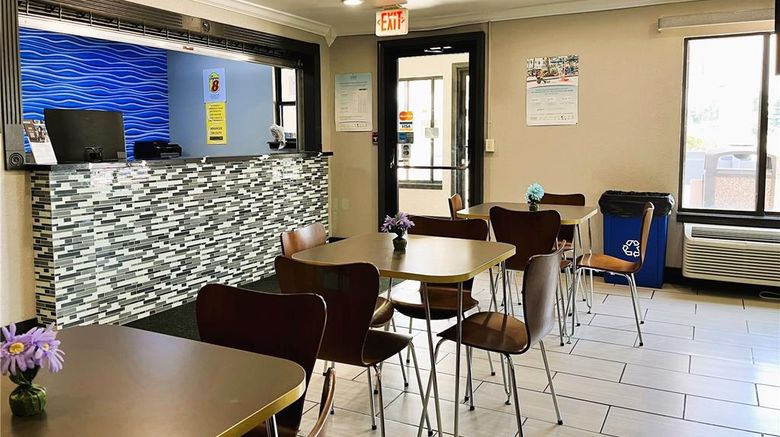 <b>Super 8 Vincennes Lobby</b>. Images powered by <a href="https://iceportal.shijigroup.com/" title="IcePortal" target="_blank">IcePortal</a>.