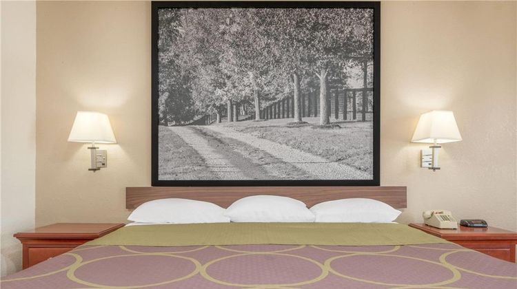 Super 8 Vincennes Room