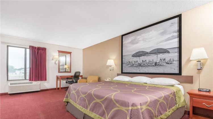 Super 8 Vincennes Room