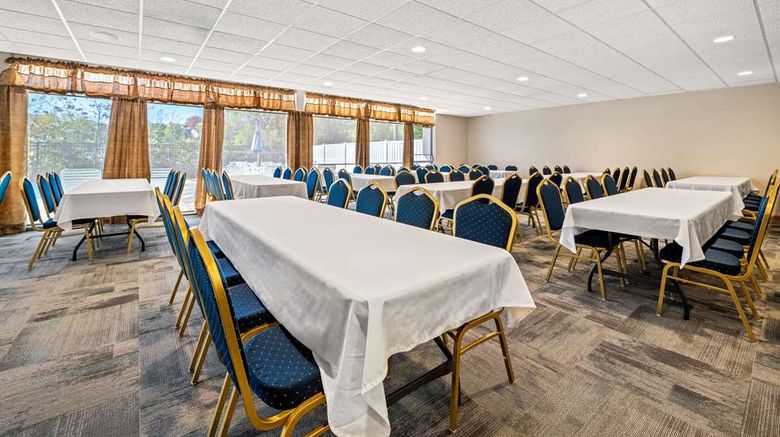 <b>Days Inn Dubuque Meeting</b>. Images powered by <a href="https://iceportal.shijigroup.com/" title="IcePortal" target="_blank">IcePortal</a>.
