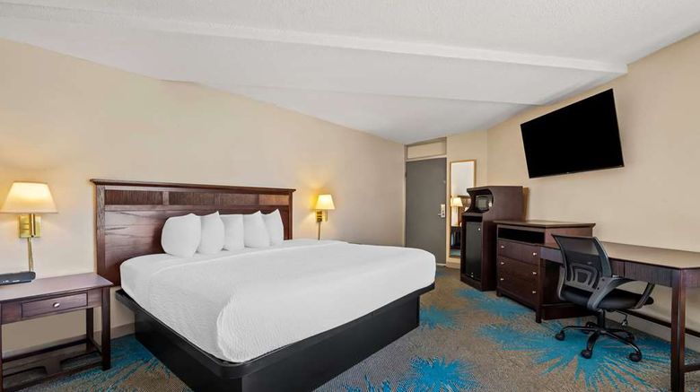 <b>Days Inn Dubuque Suite</b>. Images powered by <a href="https://iceportal.shijigroup.com/" title="IcePortal" target="_blank">IcePortal</a>.